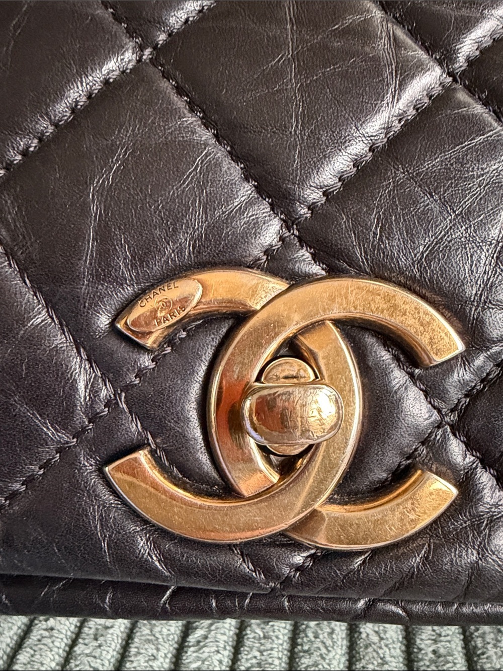 CHANEL Black Quilted Crinkled Leather Shoulder Bag with Gold Chain - Picture 5 of 8